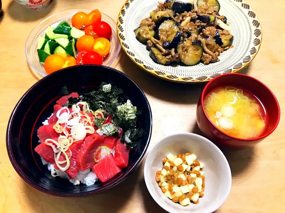 Snapdishの料理写真:まぐろ丼&ナスのそぼろ炒めの晩ごはん

#まぐろ
#ナスのそぼろ炒め|シホさん