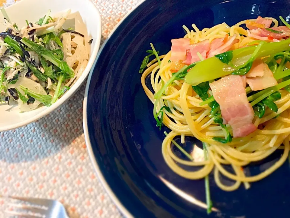 ベーコンと豆苗のペペロンチーノと蓮根とササミのサラダ|ともえさん