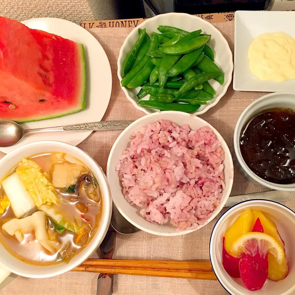 もちもち餃子の中華スープ🍲
さつま芋レモン煮🍠🍋
ゆず酢もずく
スナップエンドウ
雑穀ごはん🍚
スイカ🍉|yumyum😋さん