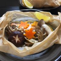 鮭ときのこの包み焼き (Salmon and Mushroom parcel)