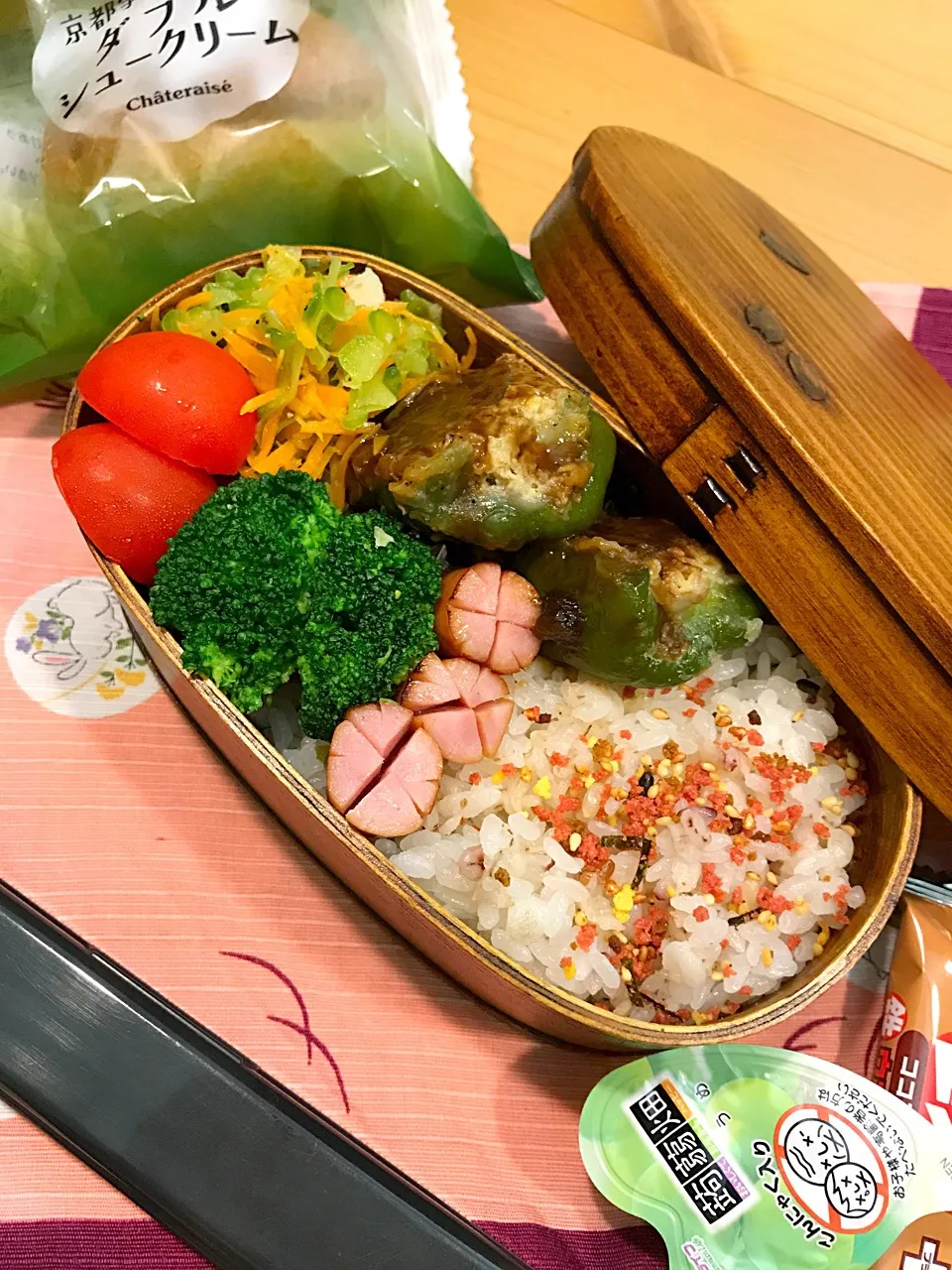 Snapdishの料理写真:パパたろ弁当🍱

ふりかけごはん
ピーマンの肉詰め
ソーセージ
ゴーヤ 人参 ちくわのナムル
ブロッコリー
ミニトマト|ひななぎさん