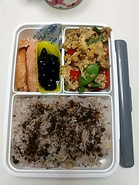 旦那様お弁当。自家製ふりかけ、鮭、豚肉のオイスター玉子とじ、黒豆、チーズ|みかさんさん