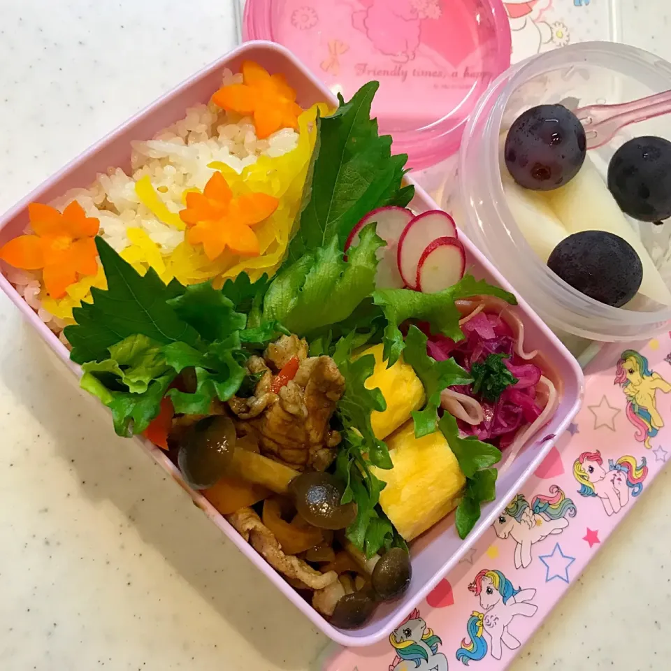 Snapdishの料理写真:今日の#お弁当
豚とピーマン、しめじバルサミコ酢炒め
だし巻き卵
紫キャベツマリネ
ハム
梨、ぶどう|chikasdayさん