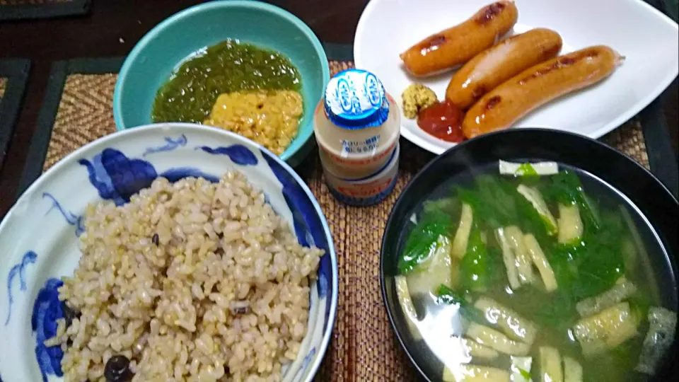 めかぶと納豆&ウィンナーソーセージ&水菜の味噌汁&ヤクルト|まぐろさん