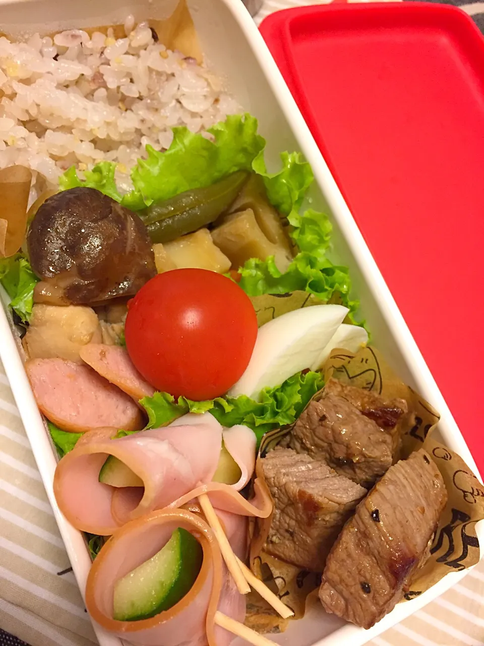 女子高校生用 ステーキ弁当
（テストなので家弁。ぶどうは冷蔵庫）|riorieさん