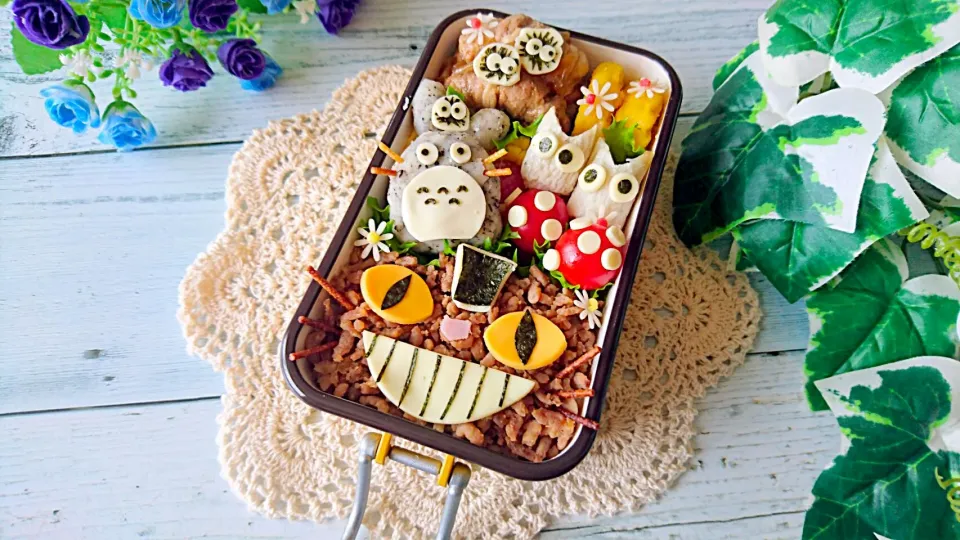 Snapdishの料理写真:そぼろdeネコバスのトトロ弁当|よよちさん