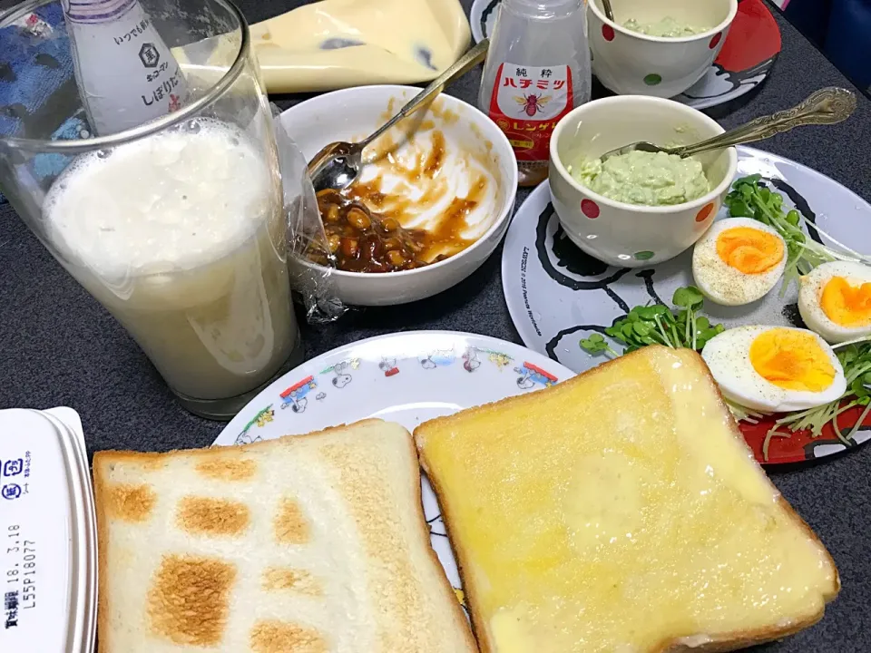 食パン、無調整豆乳バナジュー、トッピング(マヨアボカド、うでたまご、カイワレ、みそピー) ハチミツ、マヨネーズ|ms903さん