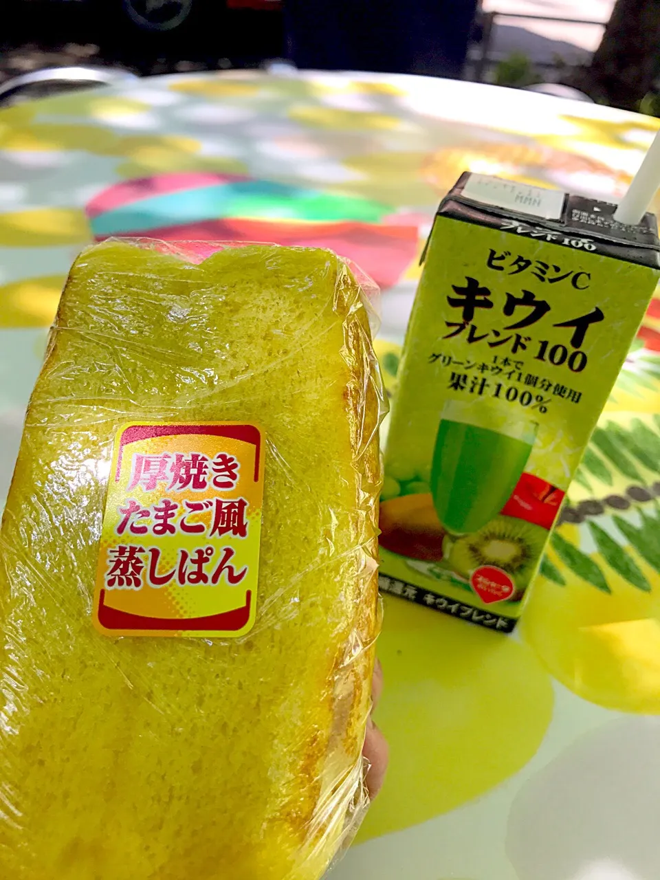 Snapdishの料理写真:厚焼きたまご風蒸しパン🐣  ビタミンCキウイ ブレンド100🍹|ch＊K*∀o(^^*)♪さん