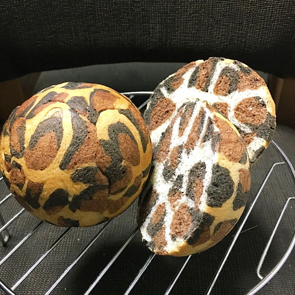 Snapdishの料理写真:まん丸のヒョウ柄イラストパン🐆
憧れのまん丸パン型を買いました😆
外も中もヒョウ柄🐆です
直径10cm。

#イラストパン #イラストパンアレンジ #手作りパン #デコパン #パン #おうちパン #ヒョウ柄#🐆#ヒョウ柄パン #レオパード柄 #まん丸 #まん丸パン#マリパン型|izuyoさん