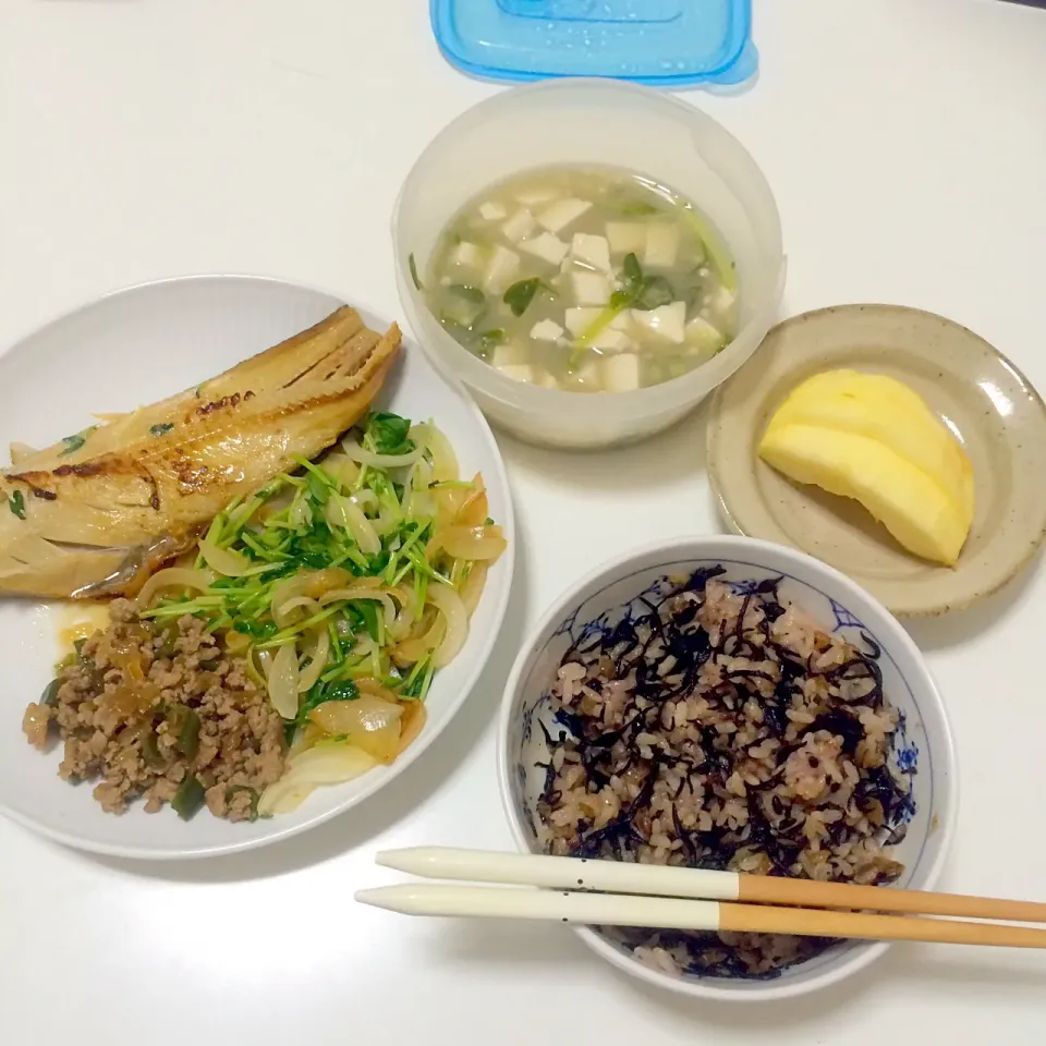 オクラと豆苗と豆腐の味噌汁、ひじき五穀ご飯、たまねぎと豆苗の炒め物、挽肉とピーマンと玉ねぎの炒め物、ほっけ|めぐみさん