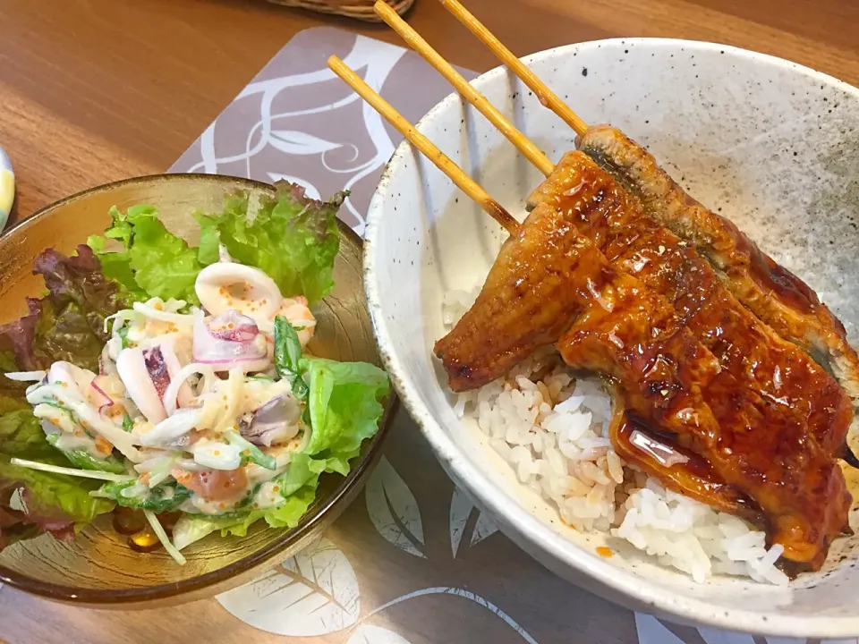 うなぎ丼、大根とイカとエビと水菜のサラダ|かよちゃんさん