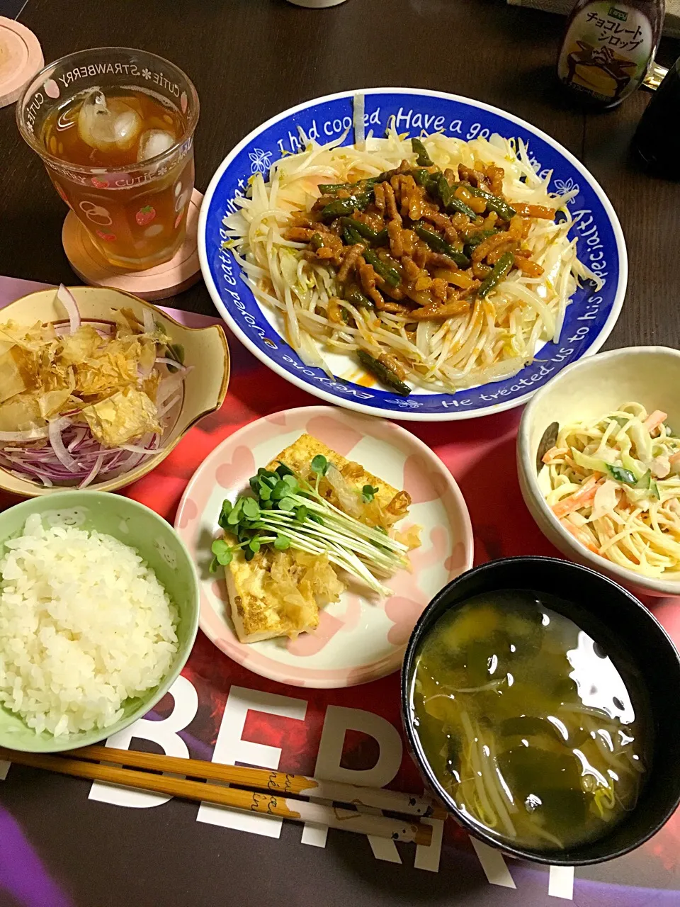 他の家族の夕食は豚肉とインゲンの味付け炒めも！豆腐ステーキ、紫玉ねぎスライス、スパゲティサラダ、味噌汁(もやし、ワカメ)|ライムさん