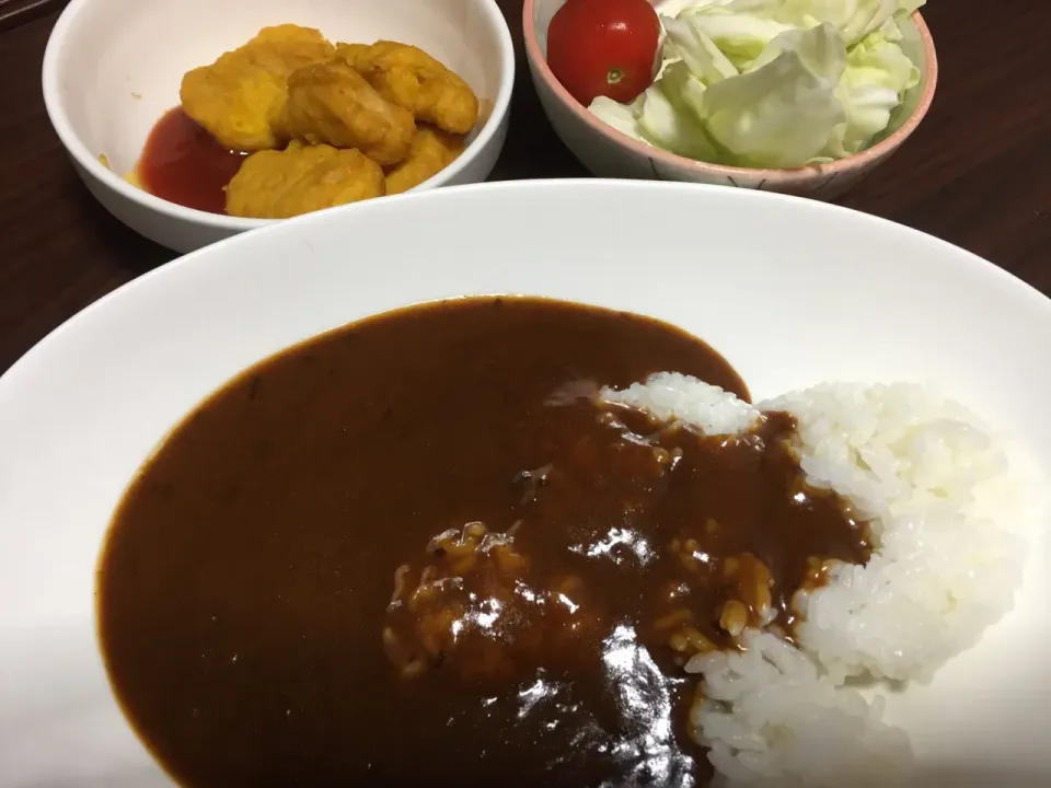 カレー！キャベツトマトサラダ！ナゲット！|ごはんーさん