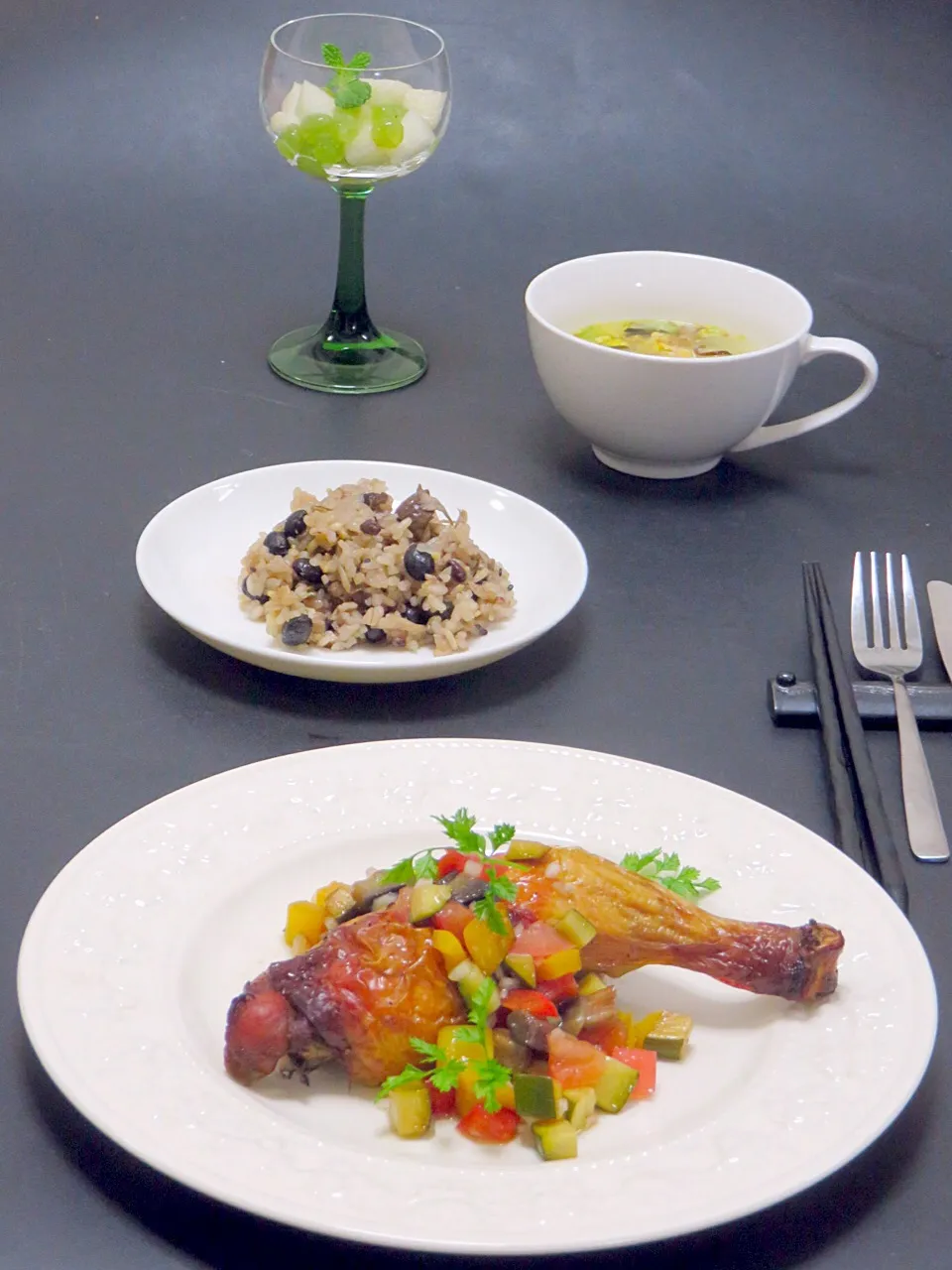 今晩は、若鶏骨付きもも旬菜マリネ添え、春雨スープ、黒豆炊き込み御飯、梨と葡萄のサラダ

今晩は、お父さん（主人）が宴会で居ない、明日の用意があって忙しい、冷蔵庫の整理もしたい。という事で、お父さんが駄目で息子の好きな「骨付きもも肉」をオープンに任せ、作り置きマリネを添えて１品。とその辺のものでチャチャっと晩御飯(^ ^|akazawa3さん