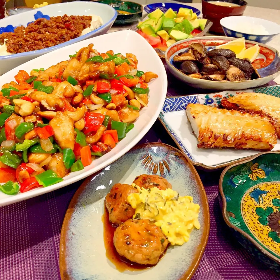 Snapdishの料理写真:鳥とカシュナッツ炒め 熱々肉味噌豆腐 焼き魚 アボカドトマト🥑🍅しいたけステーキ   とりつくねお漬物タルタル|Mayumiさん