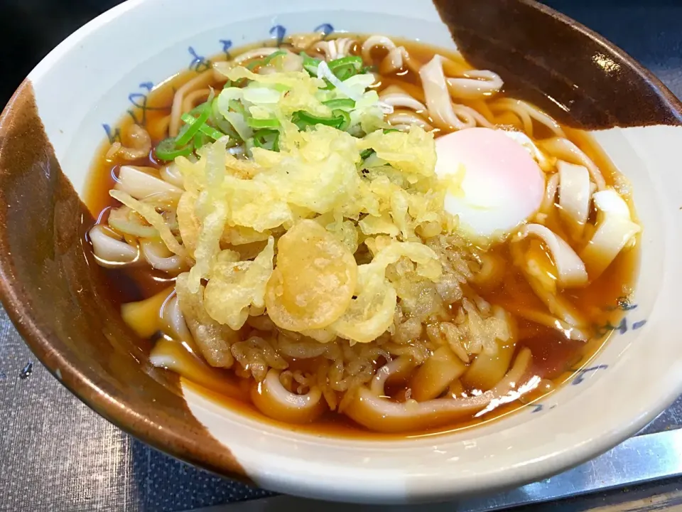 新幹線名古屋駅ホームの、立ち食いきしめん。知る人ぞ知る名店ですぜ。(*´-`)|棟居 微貳さん