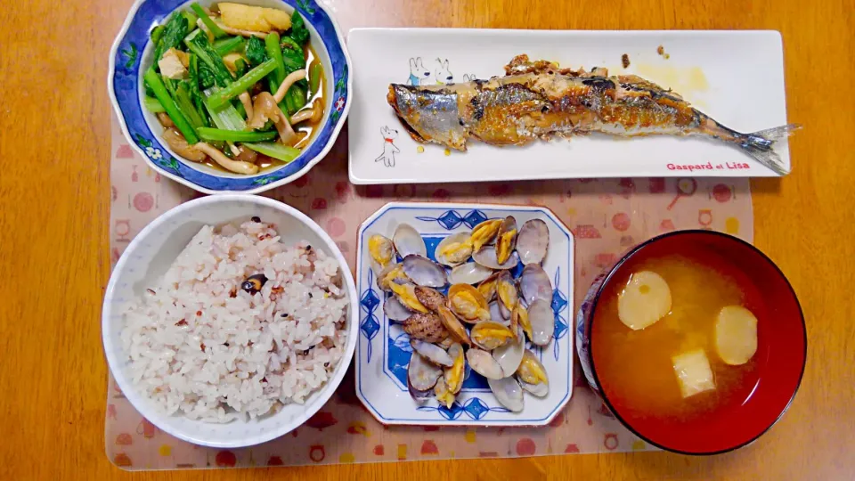 ８月２８日　さんまの塩焼き　小松菜と油揚げときのこの煮浸し　あさりの酒蒸し　お麩のお味噌汁|いもこ。さん