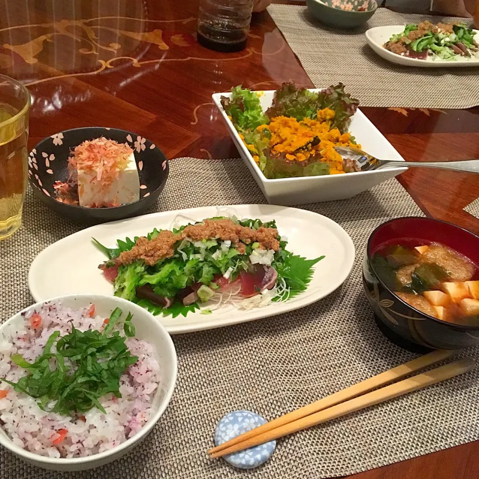 今日の晩御飯(๑´ڡ`๑) 鰹のタタキとゴーヤのごまポン酢和え、シラスと梅紫蘇ご飯、かぼちゃサラダ、冷奴、ワカメと豆腐とおあげの味噌汁|mayumiさん