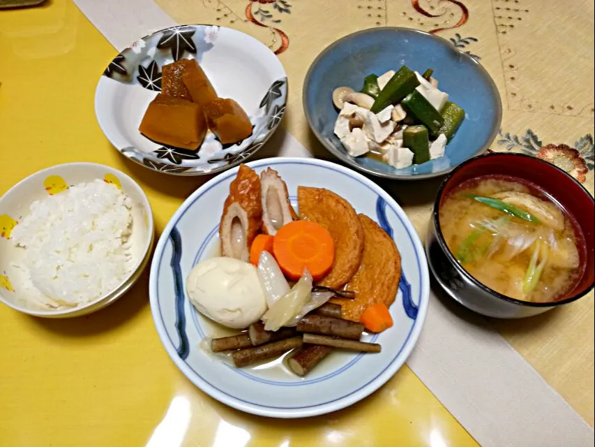 Snapdishの料理写真:晩ごはん
　おでん風煮物
　南京の煮物
　しめじオクラ豆腐の酢醤油和え物
　あげ玉ねぎお味噌汁|korinoさん