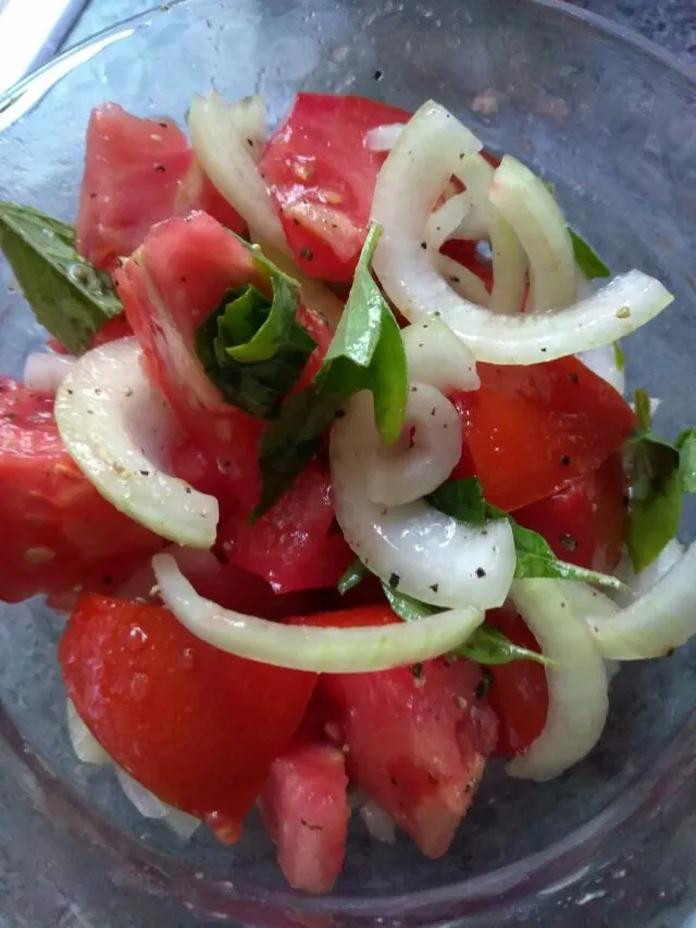 native 🍅 tomato and onion salad with fresh lemon basil all mixed together|Polly Gelfusoさん