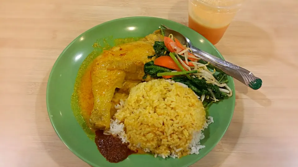 Curry Chicken, fried vegetables & white rice topped with curry(- a Malay food in Singapore), and papaya & orange juice.|tracyさん