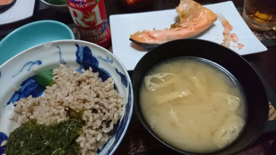 Snapdishの料理写真:めかぶ&鮭のかま&玉ねぎの味噌汁|まぐろさん