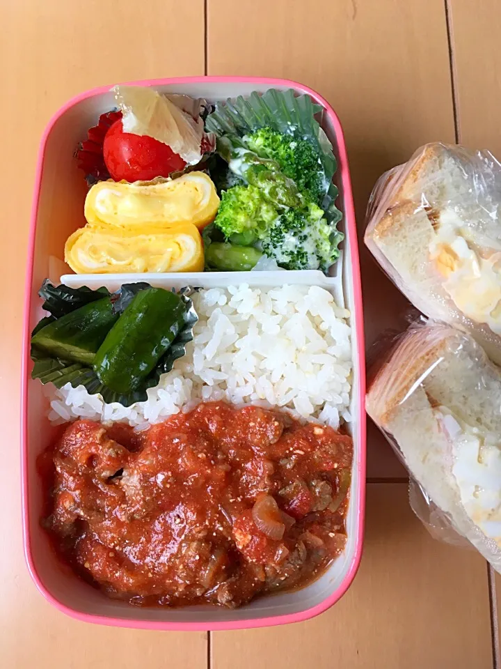 ハヤシライス
ブロッコリーとアスパラのチーズ🧀マヨ焼き
卵焼き🥚
酢醤油漬けきゅうり🥒
早弁用卵サンドイッチ|Hiroさん