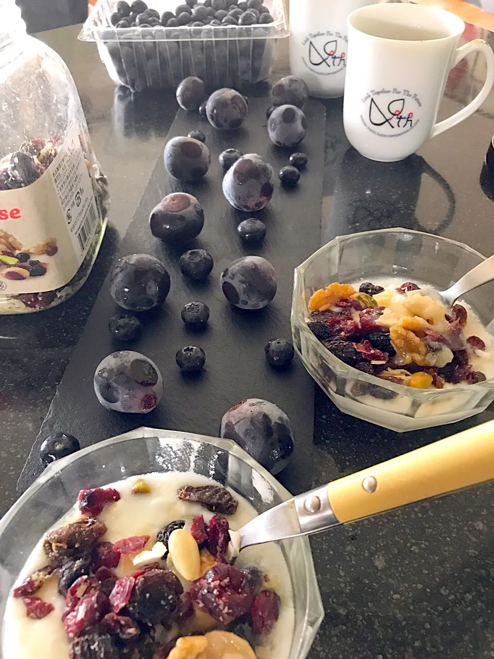 ヨーグルトにラズベリー
特大巨峰🍇とブルーベリーで
ぶどうづくしの朝メニュー🍇🍇|シュトママさん