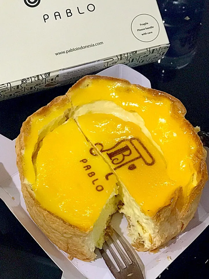 Pablo Original Cheese Tart, crunchy flaky crust filled with cheese custard then baked till perfection and delicately glazed with apricot jam.|Meliaさん