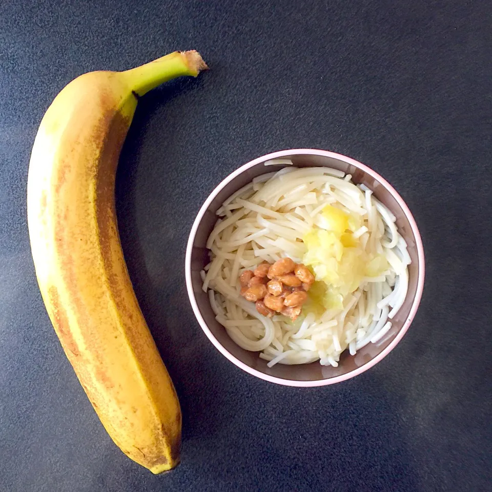 離乳食 昼
・キャベツと納豆のそうめん
・バナナ|ぺろたんさん