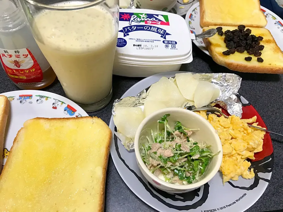 食パン、ピーマンカイワレツナサラダ、スクランブルエッグ、梨、干しぶどう、ハチミツ、マーガリン、無調整豆乳バナナシェーク|ms903さん