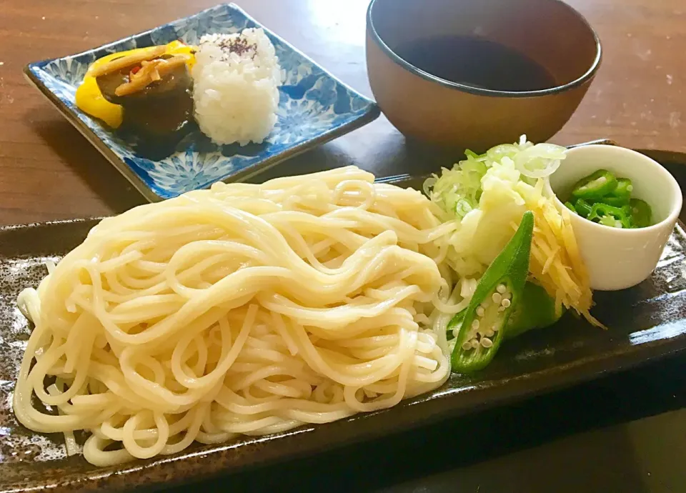 単身赴任 休日の昼ごはん☀️ おざんざ。薬味は、針生姜、ネギ、オクラ、キャベツ                            おざんざは信州大町名物、納豆酵素と玉子で練り上げたうどん。作ってる会社、最近潰れたそうだけど、おざんざは無くなるのか？名物一つ消えるのか？|ぽんたさん