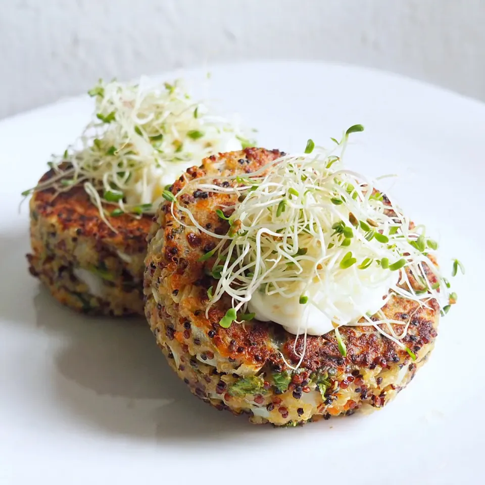 Snapdishの料理写真:Quinoa cakes|Misstyさん