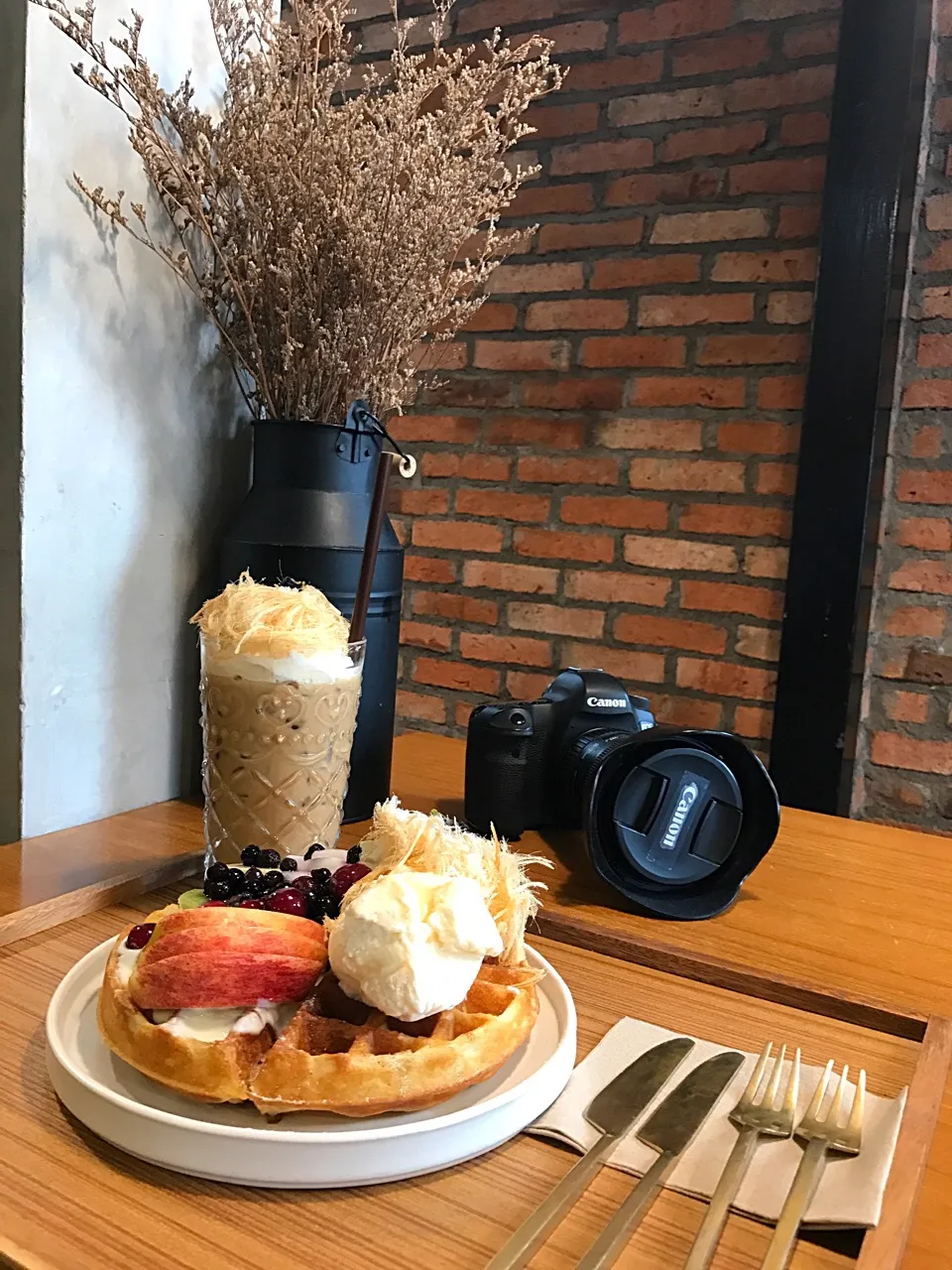 Busaba 's Latte' & Mix Fruits Waffle😋|Thidarat Intarapromさん