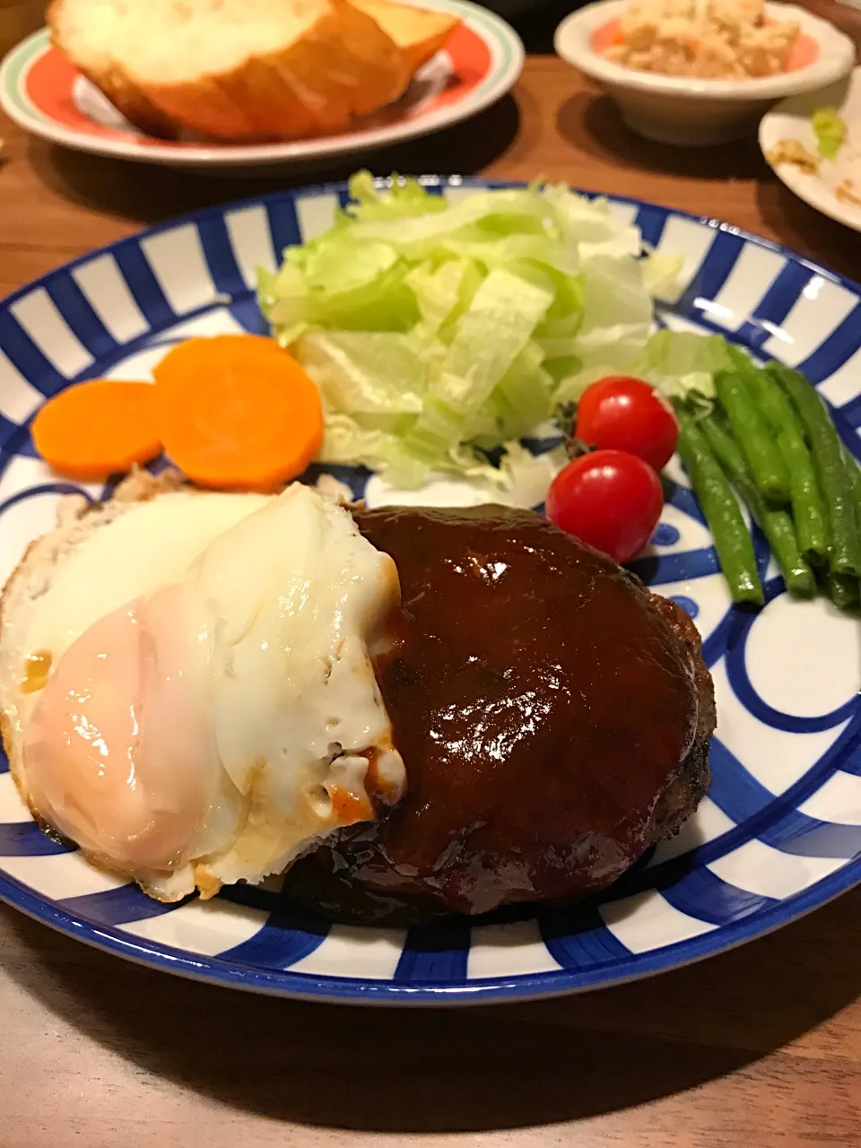 Snapdishの料理写真:ビーフ100%目玉焼きハンバーグ！|ゆたんさん