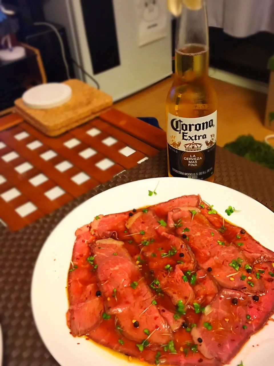 Snapdishの料理写真:卵黄ソースのローストビーフ

#ローストビーフ #卵黄ソース #コロナビール #ワインに合う #肉料理 #おつまみ|たつやん。さん