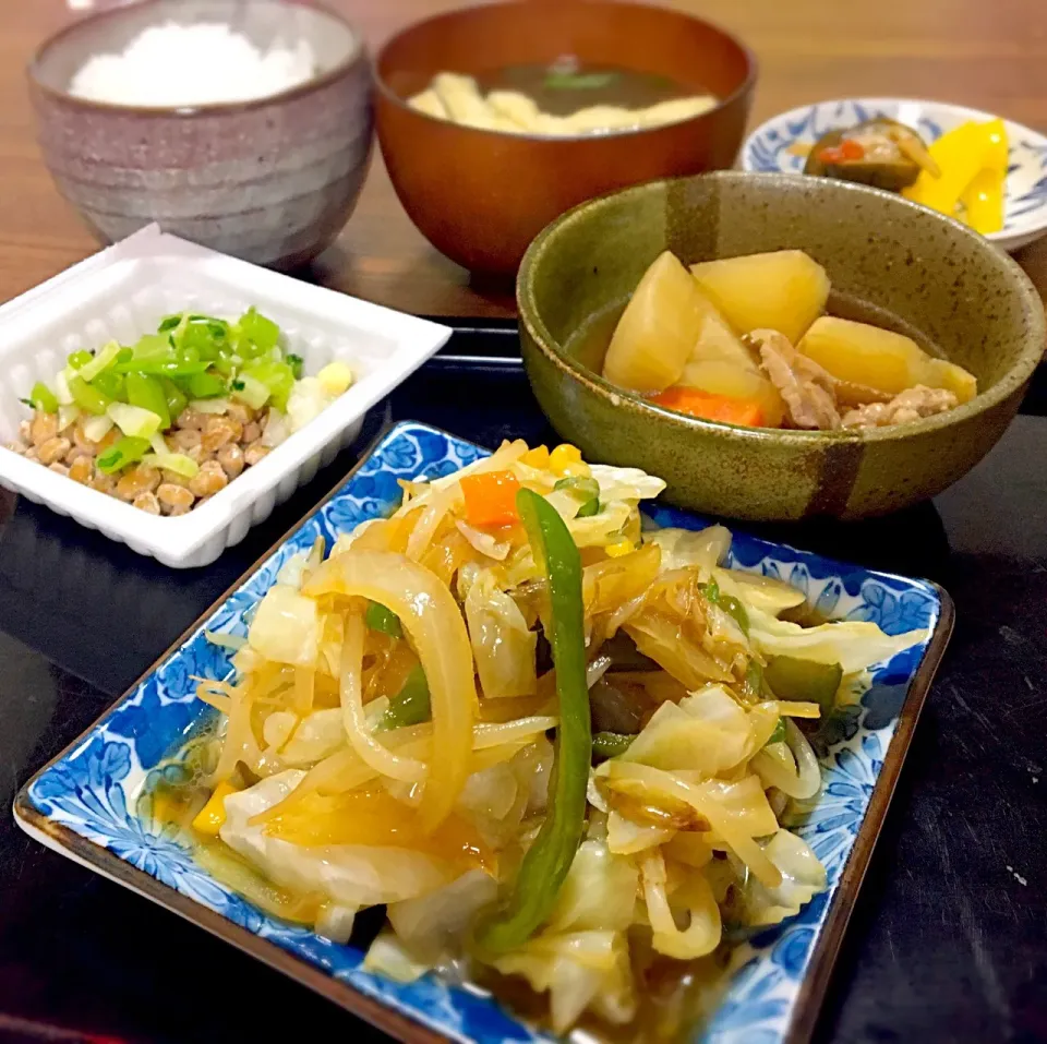 単身赴任の晩ごはん🌌🌙
野菜炒め🥕🌽
豚すじ🐷と大根の煮物
納豆（塩麹、大根葉の浅漬、生姜）
きゅうりのキューちゃん漬🥒
パプリカのマリネ
ワカメと揚げの味噌汁
白飯🍚|ぽんたさん