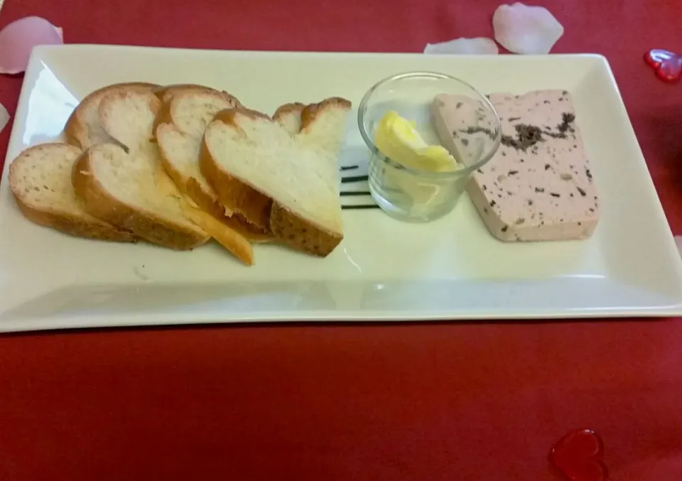 Swiss 🍞Butterzopf / Butter Züpfe mit Butter und Morchelterrine . 
Little starter for 2 Persons
 #Terrine #Züpfe|Najeskaさん