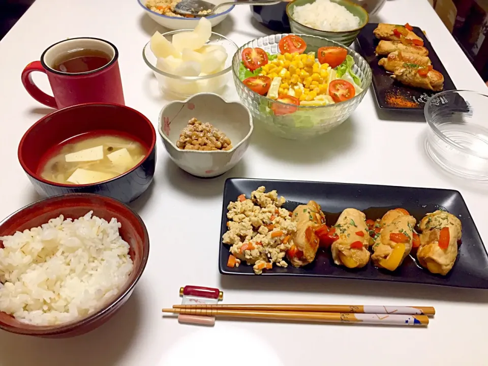 今日の晩御飯#パプリカの肉巻き#納豆#いり豆腐 #マカロニサラダ#麦ごはん#お味噌汁#梨|Kuraraさん