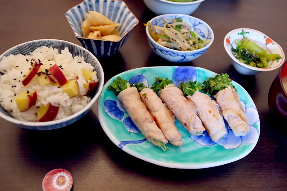 サツマイモご飯   レンコンの塩きんぴら もやしとニラのナムル   カイワレの肉巻き|NAKATAさん