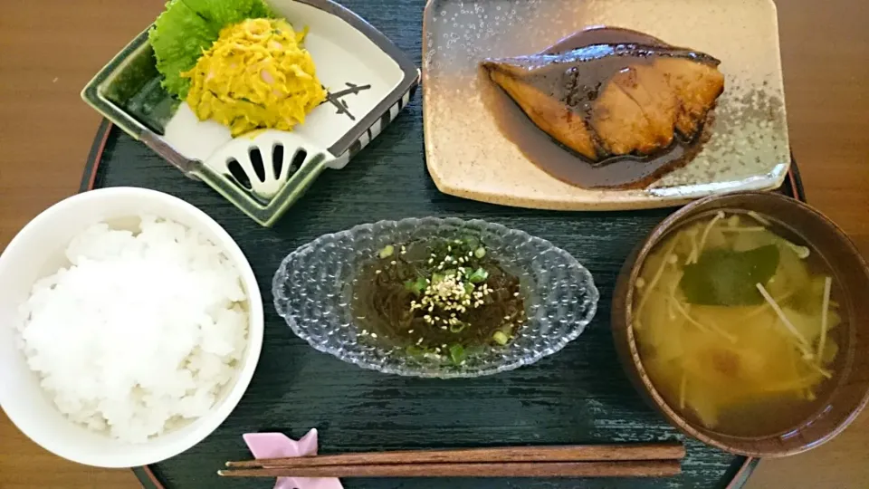 夜ご飯🍚鰤照り、薩摩芋玉ねぎえのきお味噌汁、もずく、南瓜サラダ|アンジェさん