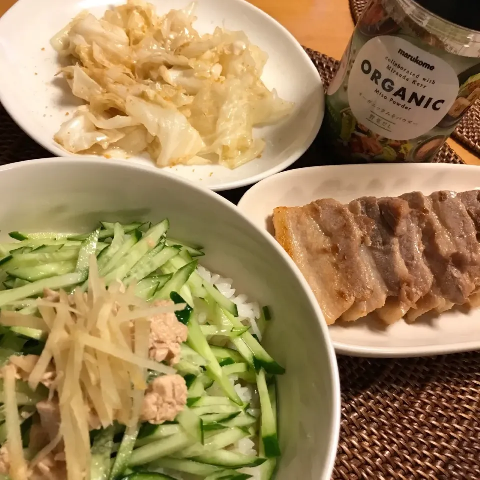 冷や汁風汁かけご飯、豚バラ肉の塩焼き、キャベツ炒め。
オーガニックみそパウダーを一振りして戴きました。|chacoさん