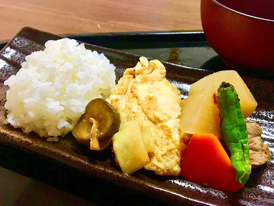 Snapdishの料理写真:単身赴任の朝ごはん🌅
卵焼き🥚
豚すじ🐷と大根の煮物
焼き獅子唐
自家製きゅうりのキューちゃん漬け🥒
大根の皮のピリ辛漬け
ワカメと揚げの味噌汁
白飯🍚|ぽんたさん