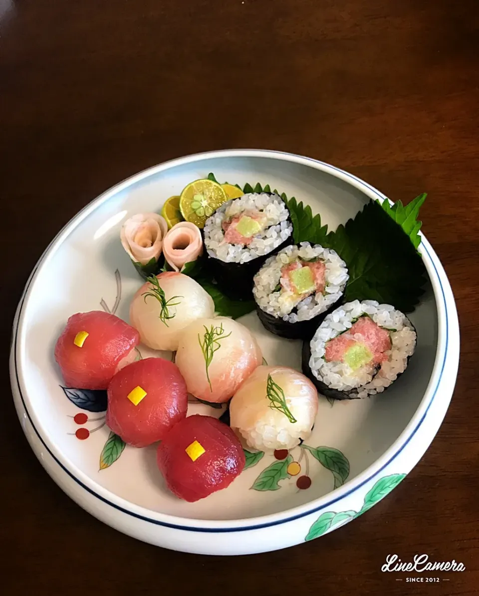 マダム とんちんの料理 🌾#初秋の手毬寿司♪ 一口でパクッと食べられる小さな手毬寿司   鮪、甘鯛、鮪のたたき|とんちんさん