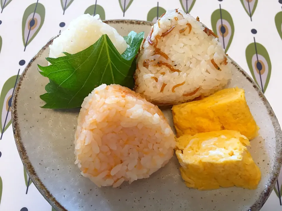 おにぎり🍙朝ごはん
#おにぎり
じゃこ 梅おかか シャケ 卵焼き|ともちん06さん