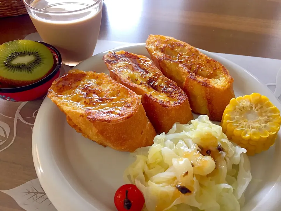 日曜日の朝ごはん
バケットのフレンチトースト、茹でキャベツ、トウモロコシ、プチトマト、キウイ、コーヒー|かよちゃんさん