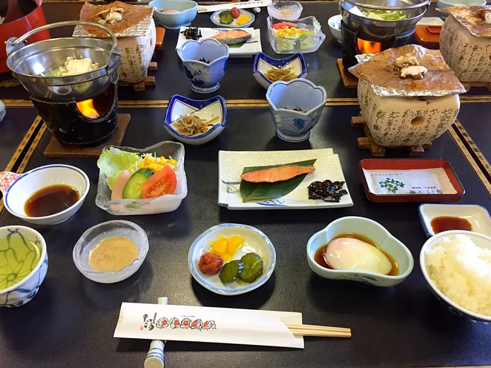 奥飛騨の朝ご飯*\(^o^)/*
ほうば味噌、湯豆腐❣️|すかラインさん