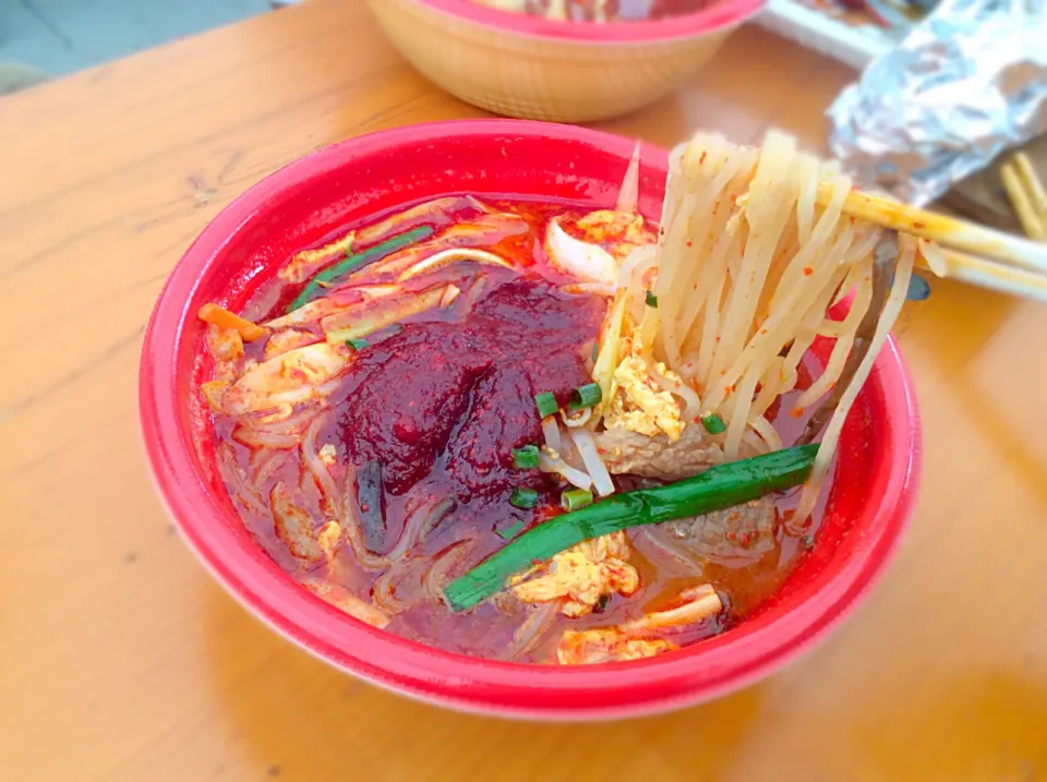 激辛グルメ祭り最終ラウンド ホルモン焼き幸永の 「ユッケジャン麺」|Takeshi  Nagakiさん