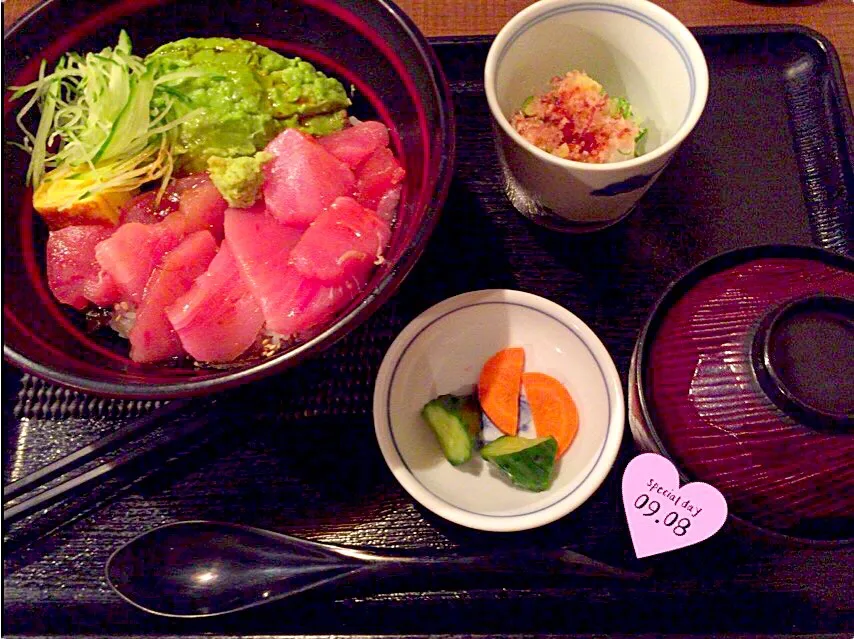 Snapdishの料理写真:★☆休日ランチ☆★湊屋 飯田橋のアボカドと鮪丼♪|さとみさん