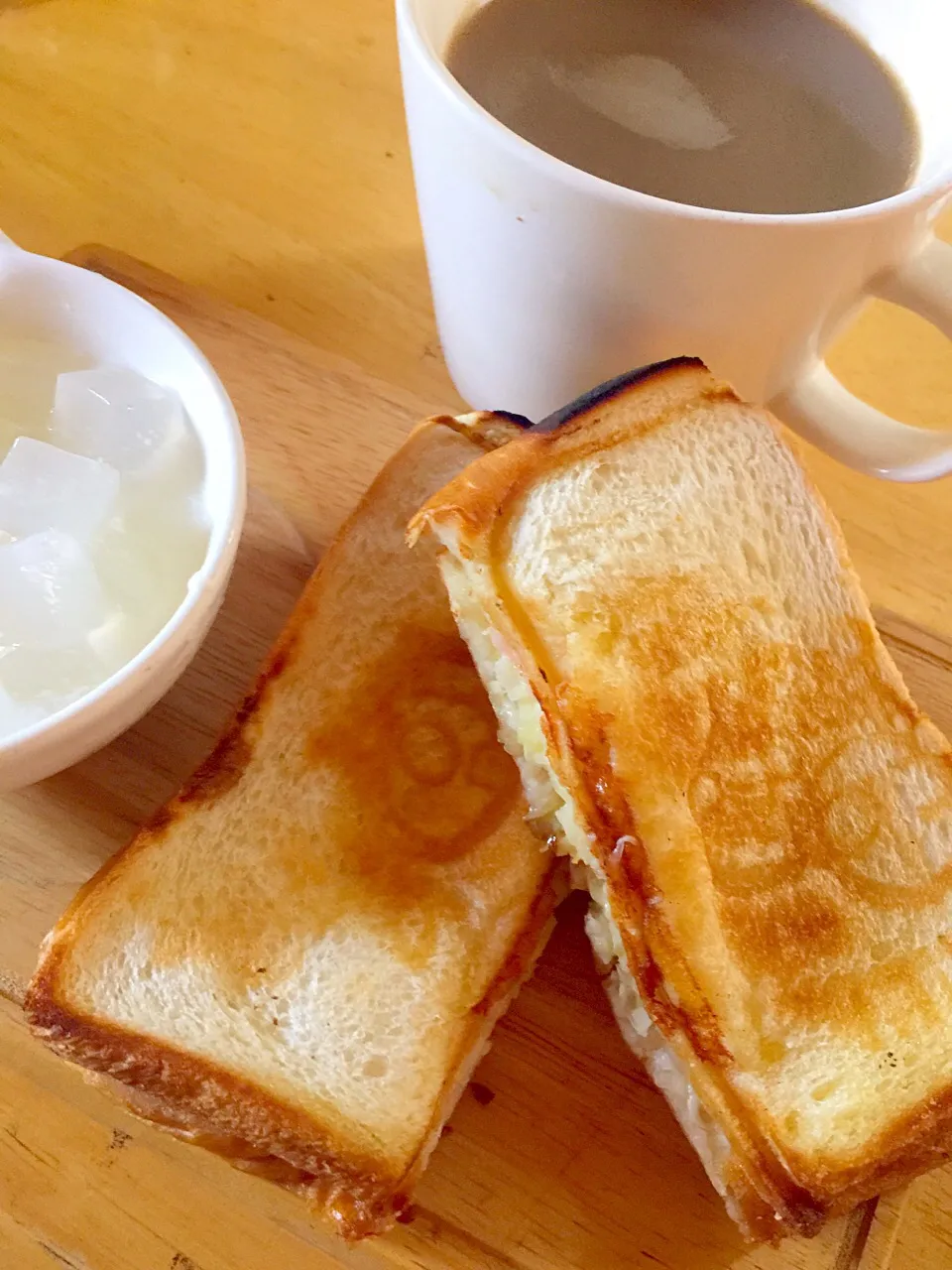 Snapdishの料理写真:朝ごはん
ホットサンドクロックムッシュ風
ナタデココヨーグルト|ミカさん